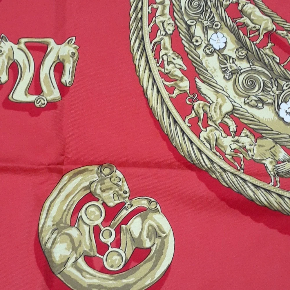 RARE Authentic Hermes Scarf - LES CAVALIERS D'OR - Carre 90 - Nice! With Box! - Picture 5 of 6